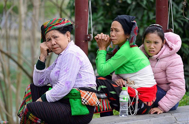 Nhét tiền lẻ, xoa đen tượng phật ngày khai hội chùa Bái Đính